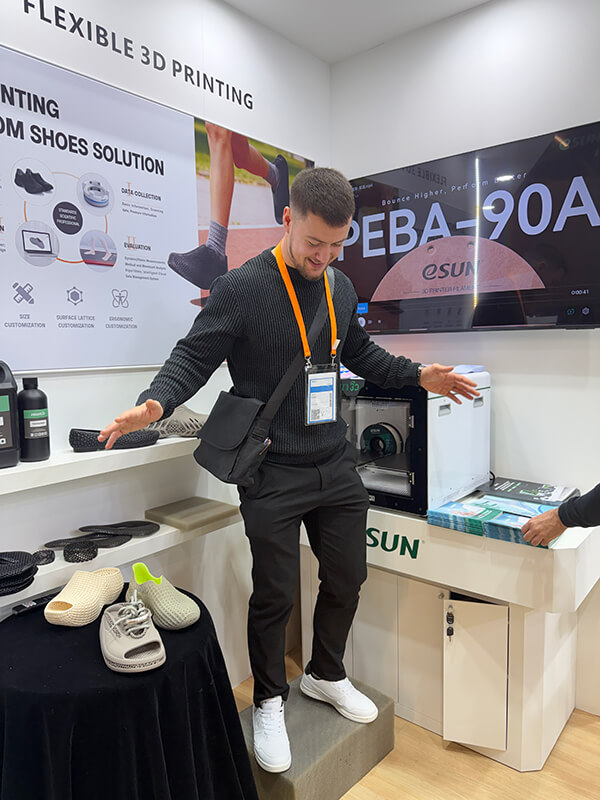 顾客试穿PEBA-90A展品