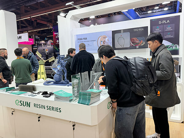 客户浏览eSUN展台