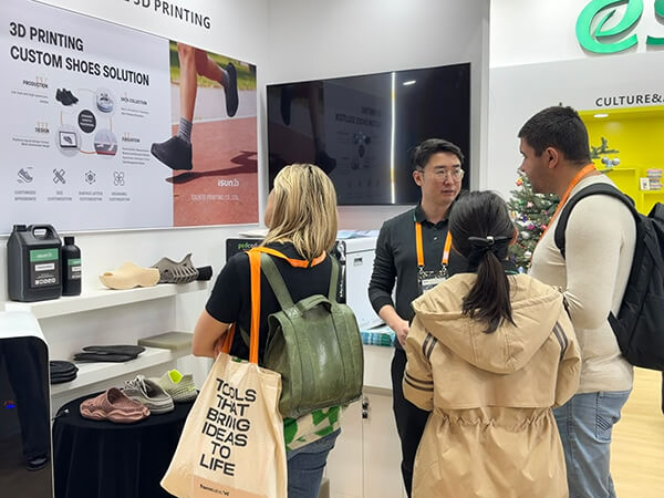 客户浏览eSUN展台