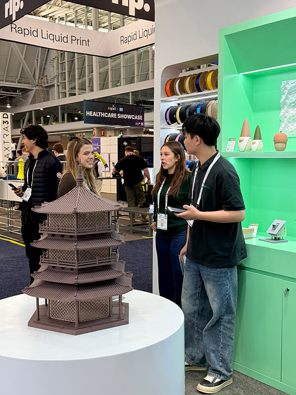 Visitors-to-the-eSUN-Booth